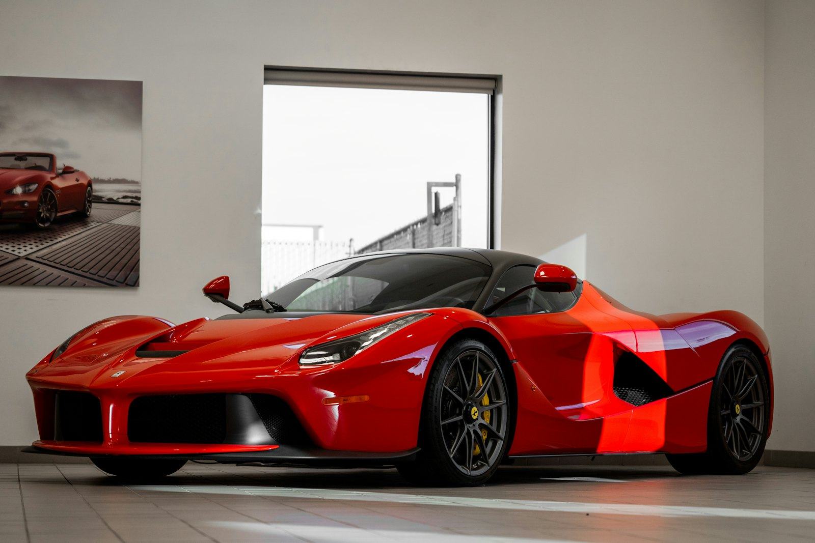 Voiture exposée dans le showroom d'une concession