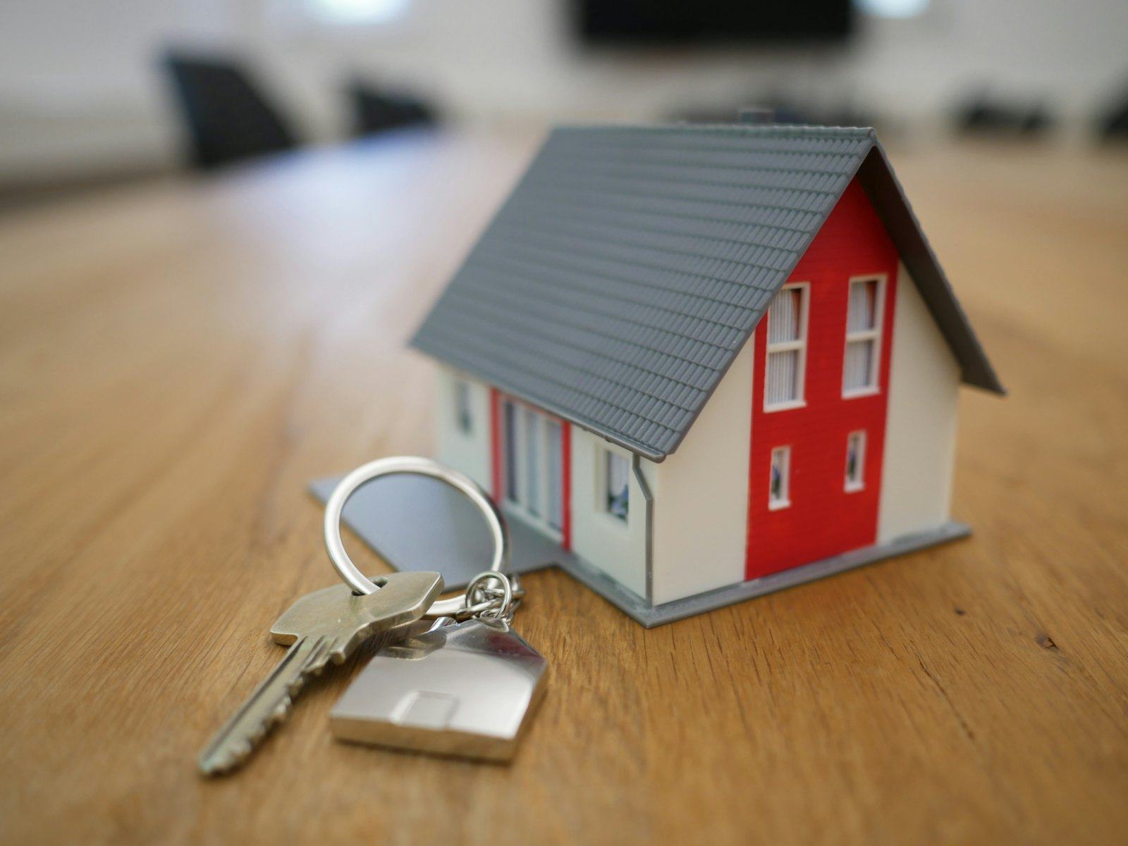 Maquette de maison et clés, symbole du prêt immobilier
