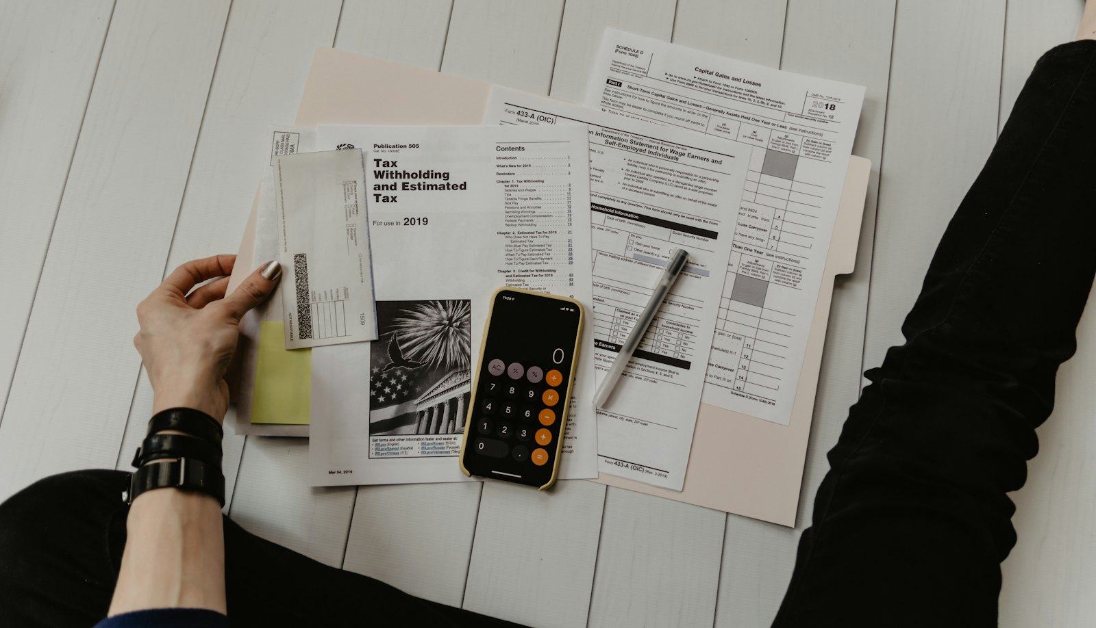 Documents comptables et calculatrice sur un bureau