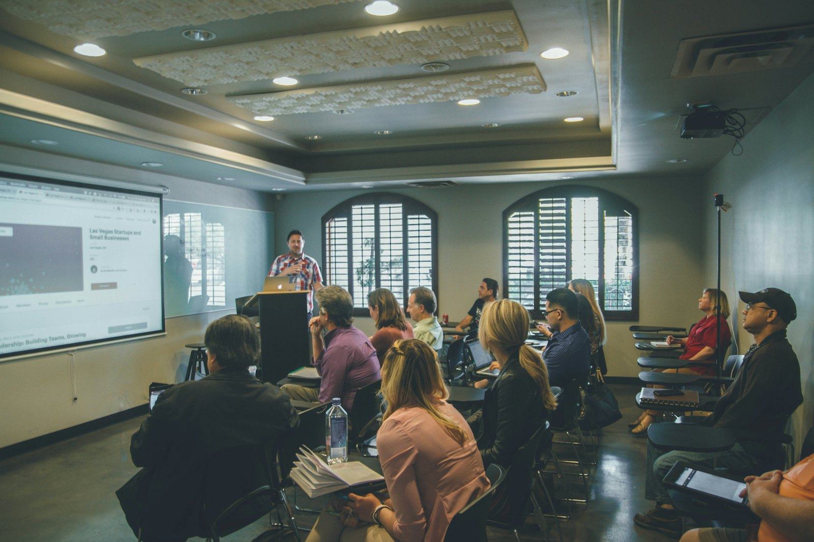 Salle de formation avec des participants