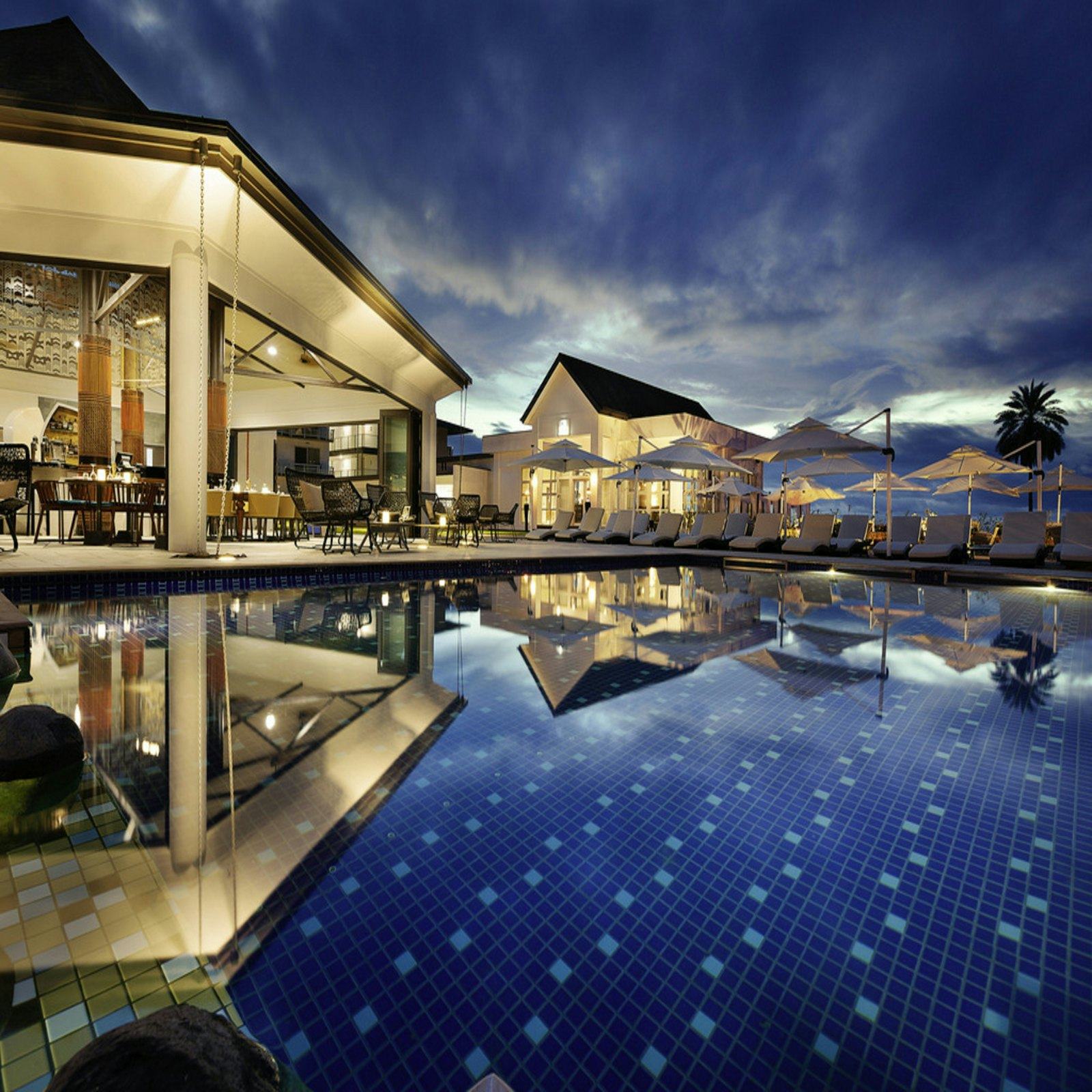 Piscine d'un hôtel de luxe au crépuscule