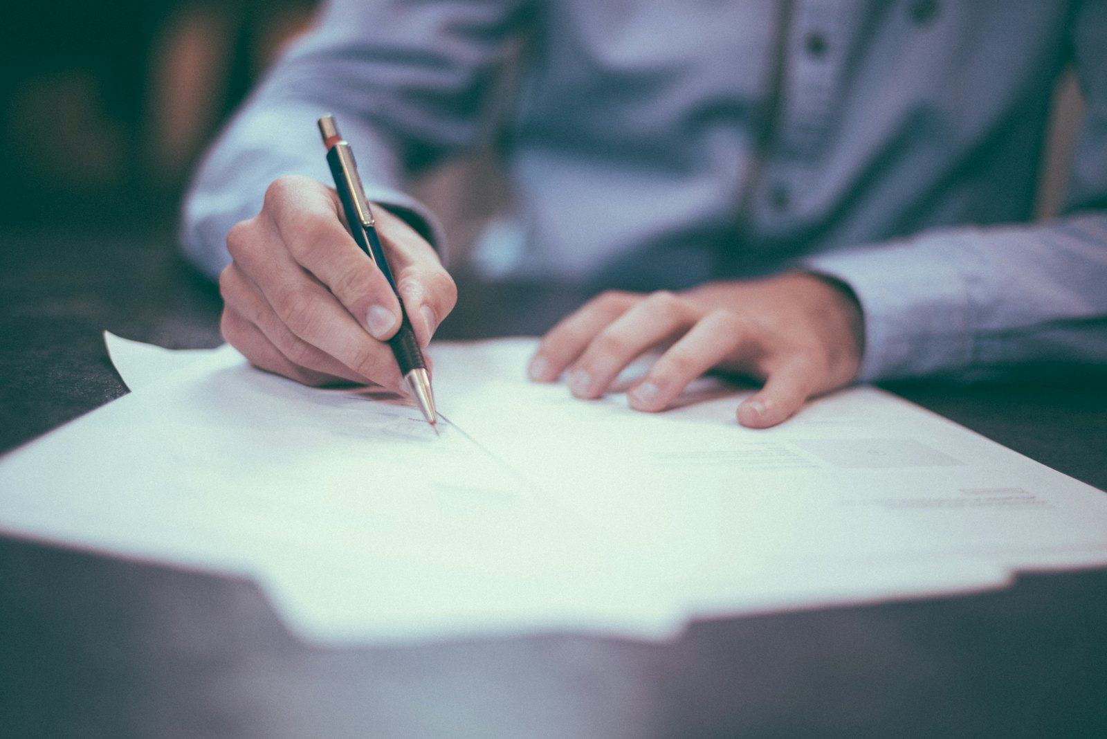 Signature d'un acte dans une étude notariale