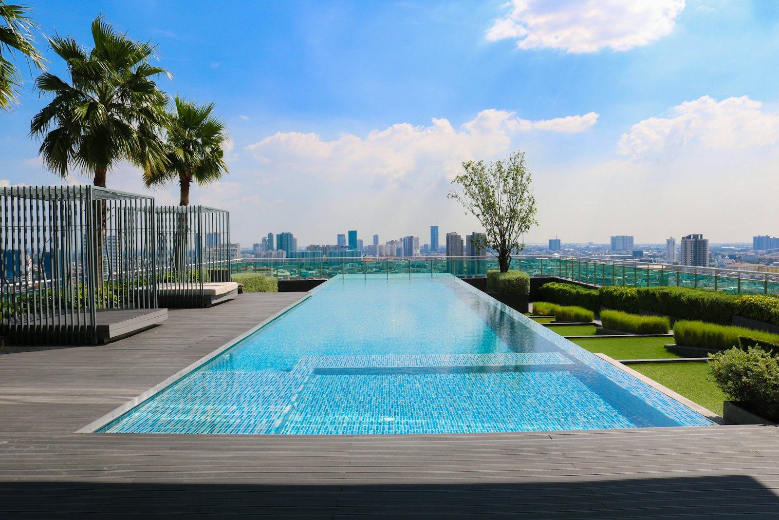 Piscine à débordement d'une villa