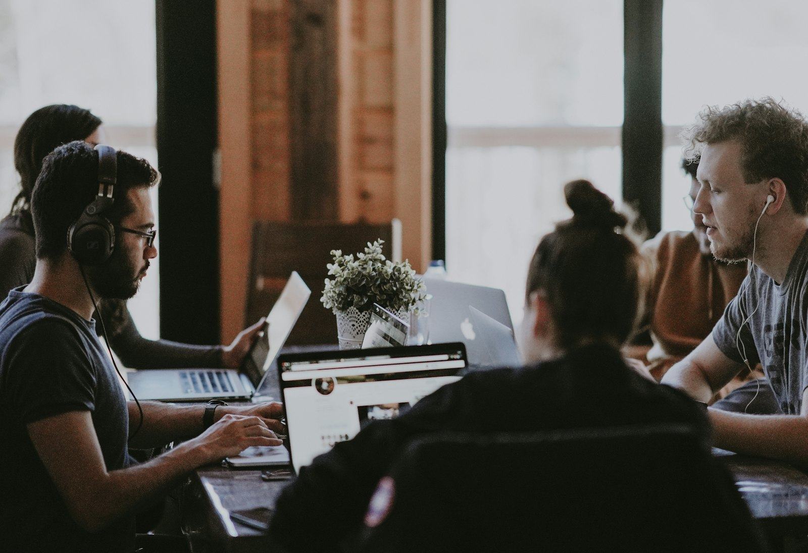 Équipe en réunion de travail dans un cabinet de recrutement
